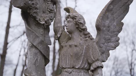 Alter-Alter-Engel-Aus-Stein-Mit-Blick-Auf-Den-Friedhof