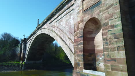 Puente-Del-Río-Chester,-Tráfico-Y-Agua-Corriente