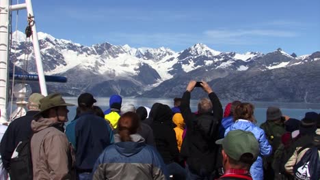 Turistas-En-Alaska-Admirando-El-Paisaje-En-Un-Día-Soleado-En-El-Parque-Nacional-Y-Reserva-De-La-Bahía-De-Los-Glaciares