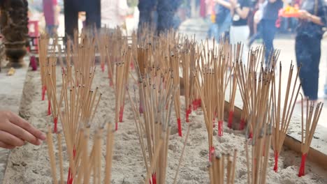 Imágenes-De-Primer-Plano-De-Un-Montón-De-Incienso-En-El-Jarrón-De-Cenizas-En-El-Templo-Chino