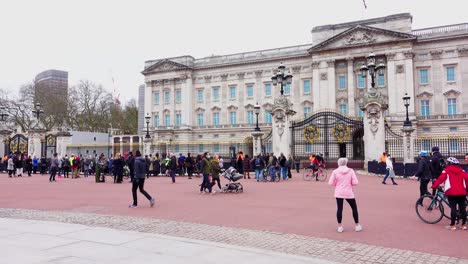 Personas-Reunidas-En-El-Palacio-De-Buckingham-En-Londres-Para-Colocar-Coronas-En-Honor-Al-Fallecimiento-Del-Príncipe-Felipe,-Duque-De-Edinbrurgh