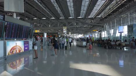 Suvarnabhumi-Airport,-Bangkok,-Thailand:-Landschaftsansicht-Im-Terminal-Mit-Vielen-Passagieren-Während-Der-Covid19-koronaviruskrise-In-Thailand