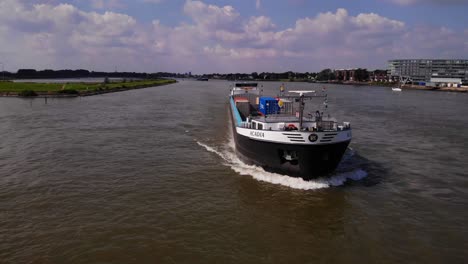 Vorwärtsbug-Des-Frachtschiffs-Acadia,-Das-Durch-Den-Fluss-Noord-Navigiert