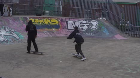 Cámara-Lenta-De-Patinadores-En-Un-Parque-De-Patinaje-En-Sheffield,-Inglaterra