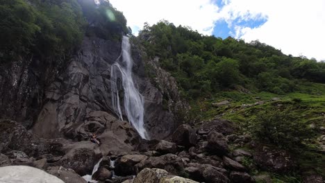 Zeitraffer-Touristen,-Die-Auf-Nasse,-Zerklüftete-Wasserfallfelsen-Klettern,-Aber-Falls-Nordwales