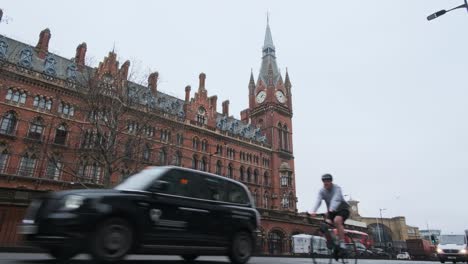 Toma-En-ángulo-Bajo-Del-Tráfico-Frente-A-La-Icónica-Estación-Internacional-Kings-Cross-St-Pancras