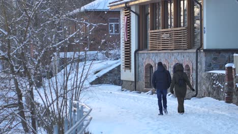 La-Gente-Caminaba-Sobre-La-Nieve-En-Invierno