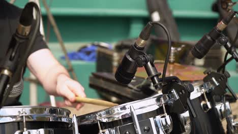 Baterista-De-Banda-Tocando-La-Batería-Con-Micrófonos-De-Instrumentos-Para-Aumentar-El-Volumen