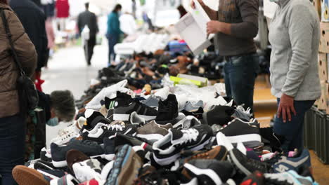 Menschen-Kaufen-Tagsüber-Turnschuhe-Zum-Verkauf-Auf-Dem-Straßenmarkt