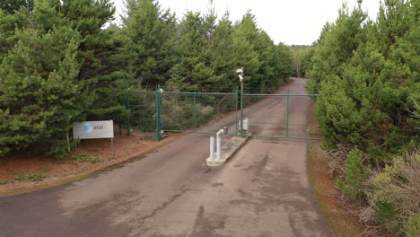 Geschlossenes-Eingangstor-Zu-AT-Und-T-Auf-Asphaltierter-Industriestraße-In-Bandon,-Oregon