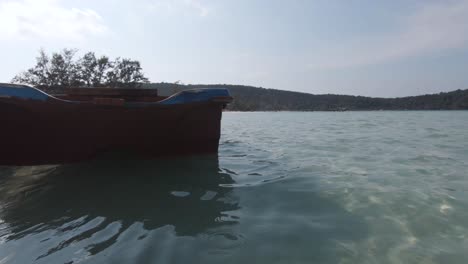 Mujer-Caminando-En-Las-Aguas-Tranquilas,-Playa-Tropical,-Koh-Rong-Samloem,-Camboya