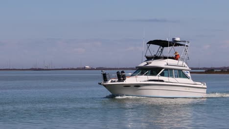 Crucero-De-Cabina-Navegando-A-Través-De-Pequeñas-Islas-De-Tormenta-En-El-Canal-Intercostero-Del-Golfo-Cerca-De-La-Isla-Padre-En-Una-Brillante-Tarde-De-Invierno