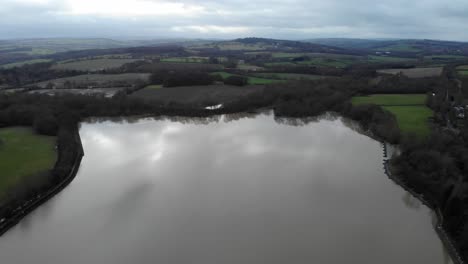 La-última-Luz-De-La-Tarde-De-Invierno-En-El-Embalse-De-Worsbrough,-Barnsley,-Yorkshire,-Reino-Unido