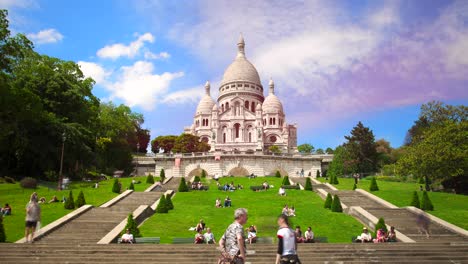 Touristen-In-Der-Nähe-Der-Basilika-Des-Heiligen-Herzens-Von-Paris-Ist-Eine-Römisch-katholische-Kirche-Im-Zeitraffer-Hyperlapse