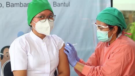 Yogyakarta,-Indonesia---15-De-Febrero-De-2021:-A-Las-Trabajadoras-De-Salud-De-Un-Hospital-Se-Les-Está-Inyectando-La-Vacuna-Contra-El-Virus-De-La-Corona