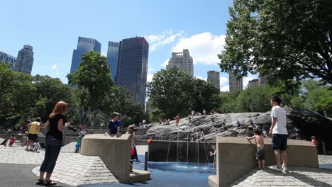 Niños-Jugando-En-El-Patio-De-Recreo-Del-Paisaje-Urbano-En-El-Parque-Central-En-Manhattan,-Ciudad-De-Nueva-York