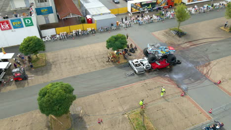 Vista-Aérea-De-Un-Camión-Monstruo-Que-Saltó-Sobre-Autos-Aplastados-Durante-El-Espectáculo-De-Acrobacias-Team-Lagrin-En-Lohne,-Alemania