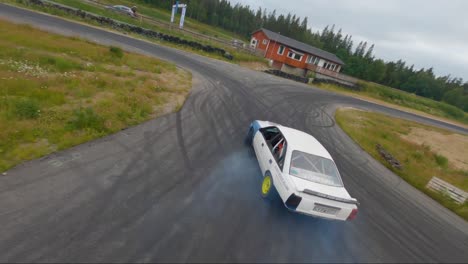 Zwei-Autos-Driften-Auf-Der-Driftstrecke-Von-Borås