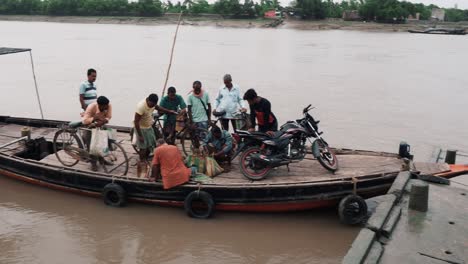 Menschen-Kommen-In-Der-Nähe-Von-Sunderban-Von-Der-Fähre-Herunter