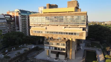 Muñeca-Aérea-De-La-Biblioteca-Nacional-De-Estilo-Brutalista-De-Buenos-Aires-Rodeada-De-Edificios-Y-árboles-Al-Atardecer