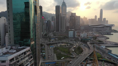 Centro-De-Hong-Kong-Al-Atardecer-Vista-Aérea,-Rascacielos,-Centro-De-Convenciones,-Tráfico-Y-Frente-Al-Mar