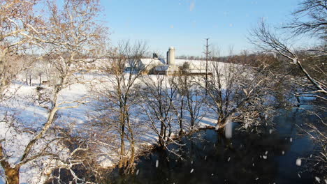 Luftseilbahn,-Ruhiger-Fluss,-Der-Bei-Schneefall-Durch-Ländliches-Anwesen-Fließt