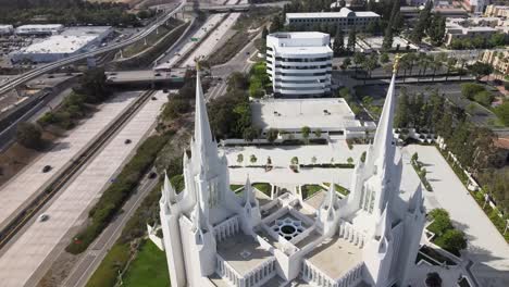 Antena-Elevándose-Sobre-El-Templo,-Edificio-Religioso-De-La-Iglesia-De-Los-Santos-De-Los-últimos-Días,-La-Jolla,-California