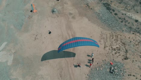 Vista-Aérea-Del-Parapente-Preparándose-Para-Despegar-De-La-Costa-En-Karachi,-Pakistán