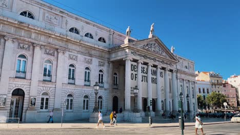 Downtown-Lisbon,-Portugal.-Panning-view-of-Rossio-Square