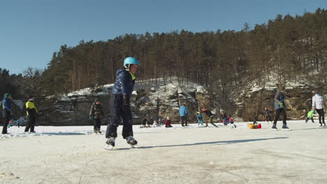 An-Einem-Sonnigen-Wintertag,-Kokorin,-Tschechische-Republik-–-Bodennahe-Breitbild-Zeitlupenaufnahme