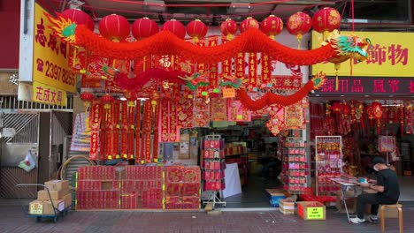 Ein-Geschäft-Verkauft-Dekorative-Ornamente-Während-Der-Vorbereitung-Des-Chinesischen-Neujahrsfestes