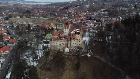 Toma-Aérea-Volando-Sobre-El-Castillo-De-Bran-En-Transilvania