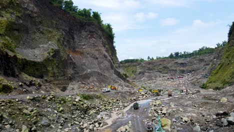 Tagebau-Sandmine-In-Der-Schlucht-Am-Fuße-Des-Mount-Merapi,-Indonesien,-Luftaufnahme