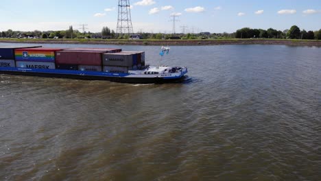 Mercur-Frachter-Fährt-Auf-Den-Gewässern-Der-Stadt-Kinderdijk-Mit-Grüner-Wiese-Am-Flussufer