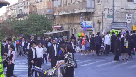 Religiöse-Juden-In-Traditioneller-Kleidung-Gehen-Zur-Hauptverkehrszeit-An-Einer-Zentralen-Kreuzung-In-Jerusalem-Spazieren