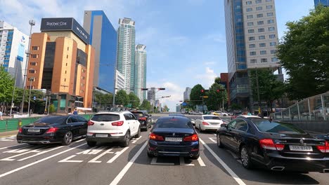 Tráfico-En-El-Centro-De-Seúl---Coches-Detenidos-En-El-Semáforo-En-Rojo-En-El-Cruce-De-La-Carretera-Yeongdong-daero,-Día-Soleado-En-El-área-De-Gangnam