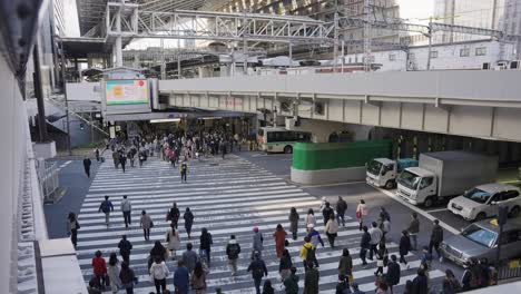 Menschen-überqueren-Die-Straße-Zum-Hauptbahnhof-Osaka-Jr.-In-Kansas