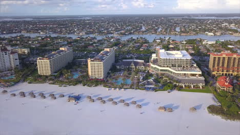 Tiro-De-Drone-De-Jw-Marriot-Resort-En-Marco-Island,-Florida-Con-Canales-En-Segundo-Plano