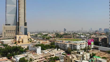 Vista-Aérea-De-La-Torre-Del-Icono-De-Bahria-En-Karachi