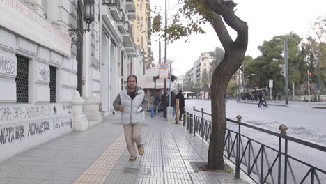 Mann-Läuft-Durch-Die-Straßen-Von-Athen,-Griechenland