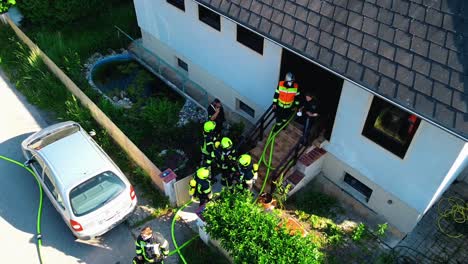 Antena---Bomberos-Hablando-Afuera-Después-De-Un-Incendio-En-Oberwaltersdorf,-Austria