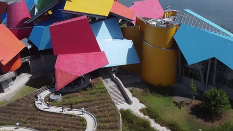 Camino-Sinuoso-A-La-Arquitectura-Colorida-Del-Museo-De-Biodiversidad-De-Panamá