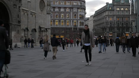 Statischer-Blick-Auf-Den-Warmen-Sonnenuntergang-Von-Touristen,-Die-Die-Straße-In-Der-Nähe-Des-Stephansplatzes-In-Der-Historischen-Innenstadt-überqueren