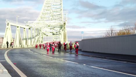 Cámara-Lenta-Caridad-Santa-Dash-Diversión-Corredores-A-Través-De-Runcorn-Silver-Jubilee-Bridge