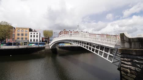 Ha-Penny-Bridge-Durante-Un-Hermoso-Día