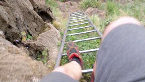 Un-Punto-De-Vista-De-Las-Piernas-De-Un-Hombre-Bajando-Una-Escalera-En-Una-Montaña-Rural-En-África