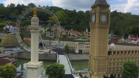 London-Eye-Und-Big-Ben-Miniaturen-Im-Miniland-Im-Legoland-Windsor-Resort-In-Berkshire,-Großbritannien