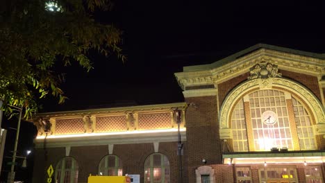 Amplio-Pan-A-La-Derecha-De-La-Estación-De-Tren-De-Yonkers-En-La-Noche