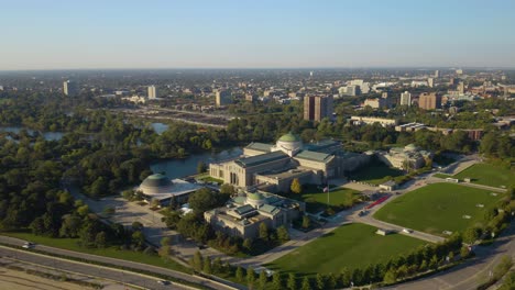 Toma-Aérea-En-órbita-Sobre-El-Museo-De-Ciencia-E-Industria-En-Chicago,-Illinois