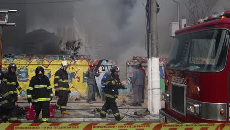 Los-Socorristas-Trabajan-Juntos-Para-Luchar-Contra-El-Feroz-Incendio-En-Sao-Paulo,-En-La-Avenida-Tereza-Cristina,-Distrito-De-Ipiranga